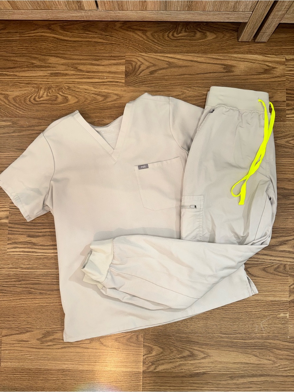 FIGS Bone Catarina Top & Zamora Jogger Scrub Set M/MP